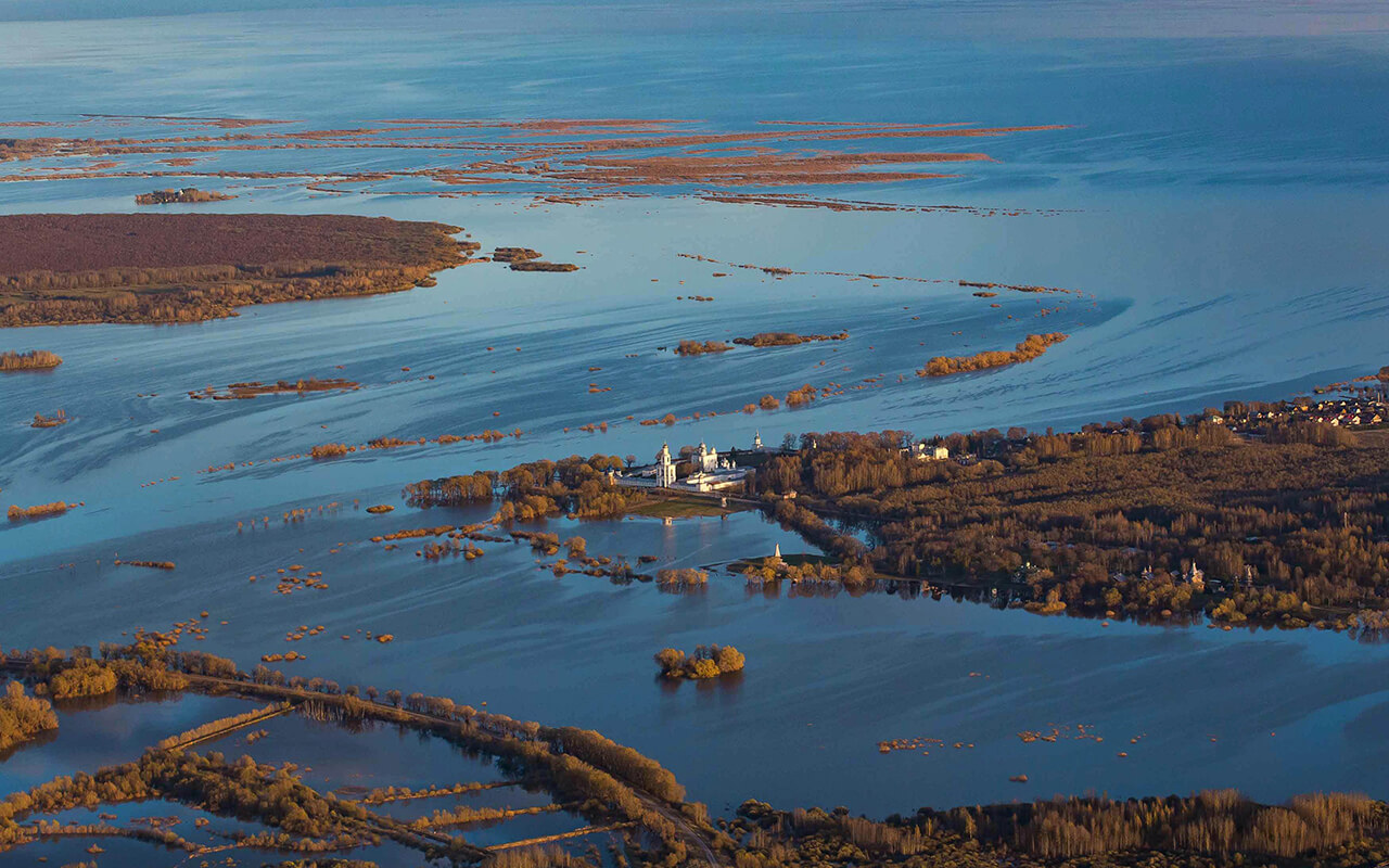 Вид-на-акватории-реки-Волхов-и-озеро-Ильмень,-Великий-Новгород